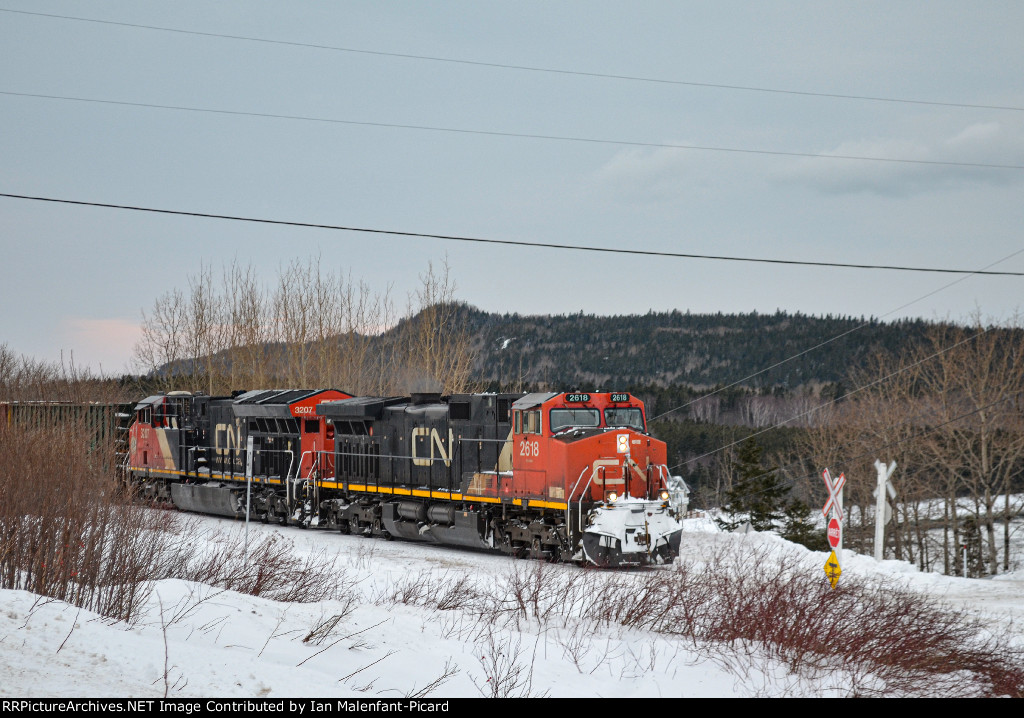 CN 2618 leads 402 at Rivière Hâtée